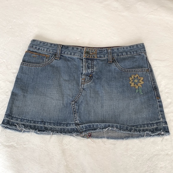 LEVI’S Button Fly Floral Embroidered Denim Mini Skirt - Picture 2 of 16